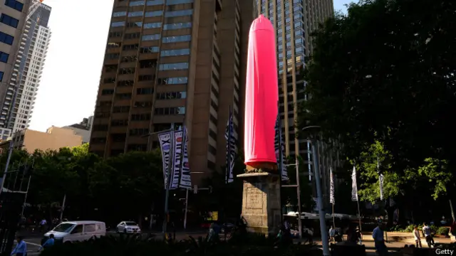 பல நாடுகளில் ஆணுறை குறித்த விழிப்புணர்வு பெரிய அளவில் முன்னெடுக்கப்படுகின்றன.