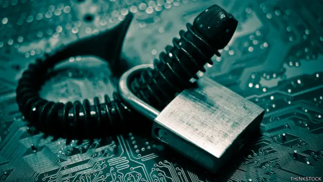 Se instala en la computadora, pero no en el sistema operativo o en un archivo concreto, sino en el firmware.