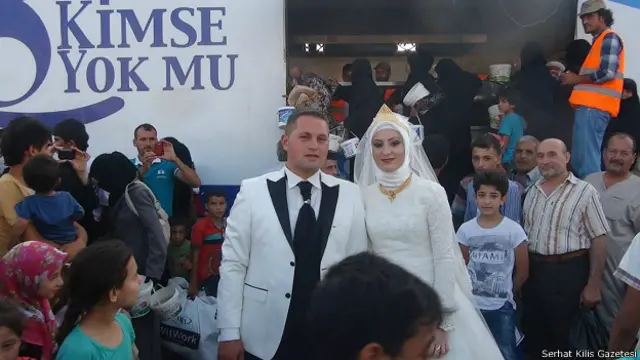 Fethullah Üzümcüoğlu və Esra Polat həyatlarının ən sevincli gününün xoşbəxtliyini müharibə didərginləri ilə bölüşüb