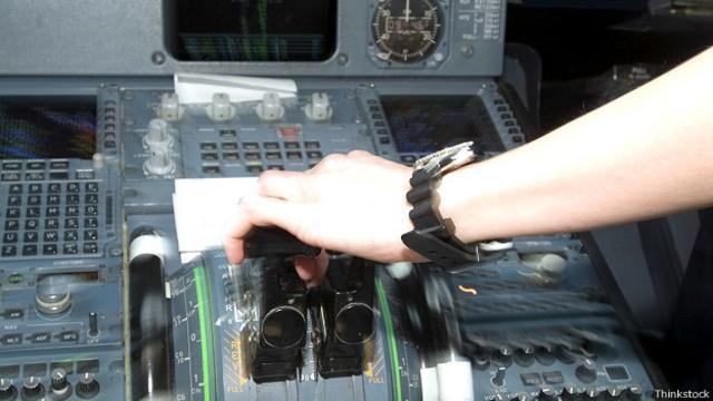Женская рука на рычаге управления самолетом
