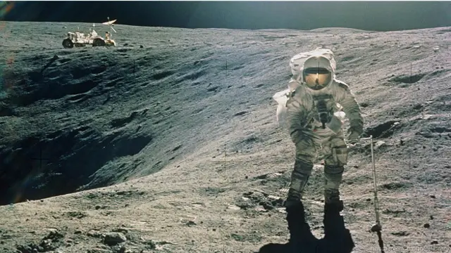 Астронавт идет по Луне