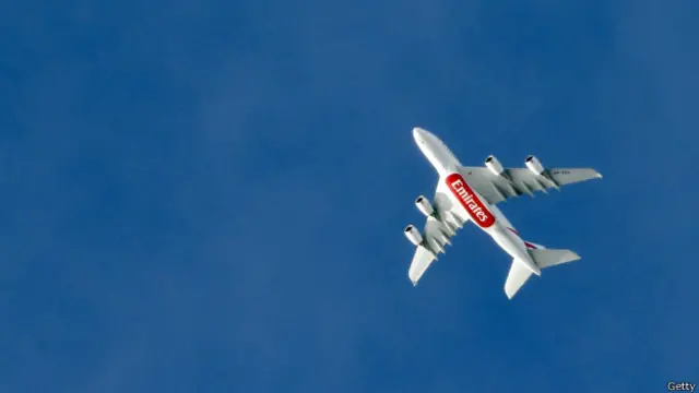 Mientras recorre el mundo de vuelo en vuelo, también trabaja.