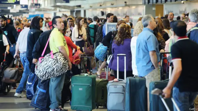 Pocas veces hace colas como ésta, ya que suele viajar en primera clase.