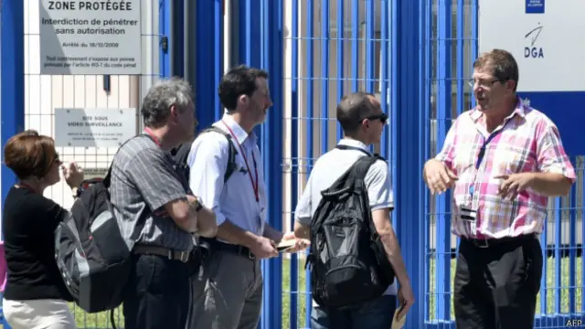 法国航空事故调查局的人员进入图卢兹附近的贝尔玛军方实验室。