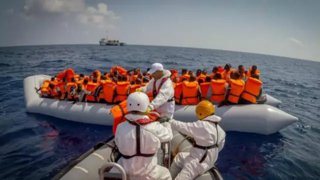 Lembaga Dokter Lintas Batas (MSF) mengatakan salah satu kapal mereka, Dignity I, merupakan salah satu kapal yang tiba di lokasi.