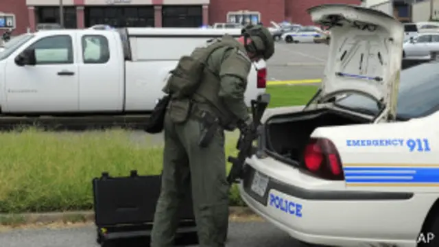 Aaron indicó que es posible que el sospechoso haya herido a una persona con el hacha, aunque esta información está por confirmar.