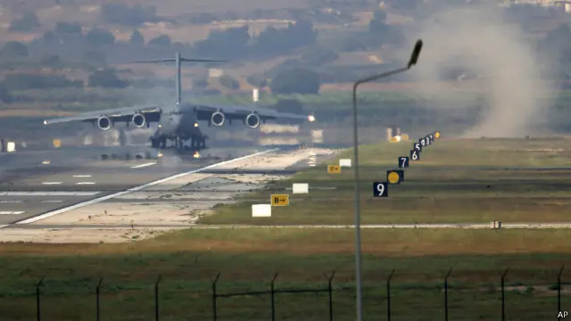 تستعد الولايات المتحدة لتنفيذ ضربات جوية في سوريا يقودها طيارون ايضاَ ، بحسب وكالة رويترز.