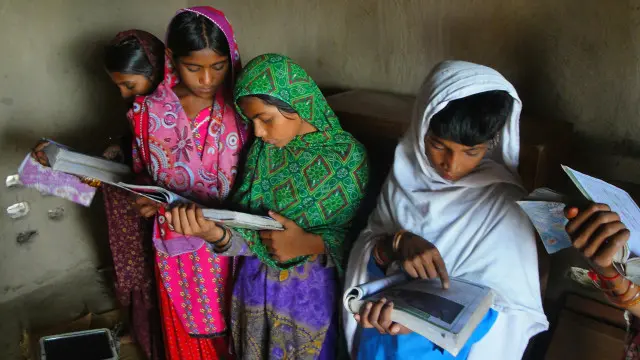 پاکستان میں اقلیتی مذاہب سے تعلق رکھنے والے اساتذہ کی تنظیم آل پاکستان مائنورٹیز ٹیچرز ایسوسی ایشن کے صدر انجم جیمز پال کے مطابق پنجاب ٹیکسٹ بُک بورڈ نے تیسری جماعت سے لے کر سیکنڈری، میٹرک اور انٹر کے غیر مسلم طالبِعلموں کے لیےاخلاقیات کی کتابیں شائع کردی ہیں لیکن اُس میں شامل مواد پر اُنھیں اعتراض ہے