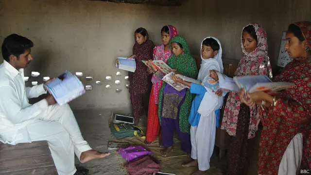 سکول کے واحد استاد ارجن رام کہتے ہیں کہ انھوں نے خود بھی اسلامیات پڑھی ہے اور نصاب کا لازمی حصہ ہونے کی وجہ سے ان بچوں کو اسلامیات پڑھانا ضروری ہے