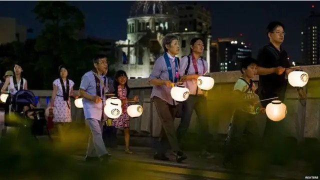 Sebanyak ribuan lampion dilepaskan di Sungai Motoyasu sebagai simbol perjalanan arwah korban menuju alam baka.