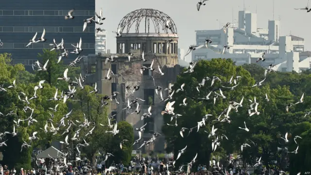 广岛和平公园原爆70周年悼念仪式上放飞和平鸽(6/8/2015)