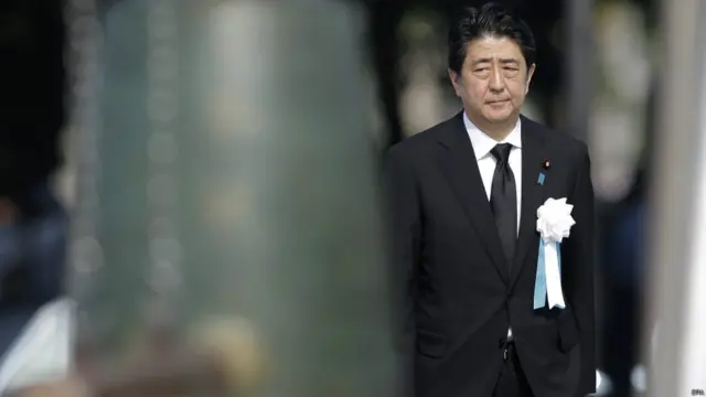安倍晋三在广岛和平公园原爆70周年悼念仪式上（6/8/2015）
