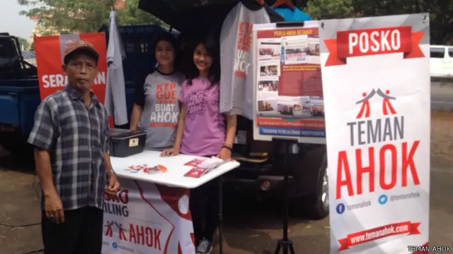 Lebih dari 900 ribu KTP diklaim telah terkumpul sebagai syarat mau lewat jalur independen dan kemungkinan akan terus bertambah melalui acara Teman Ahok Fair di Jakarta, Minggu (29/05) malam.