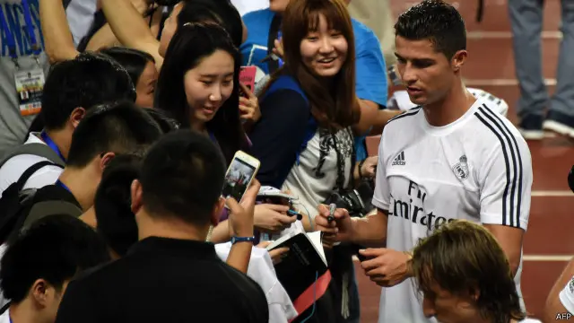 C羅為廣州球迷簽名