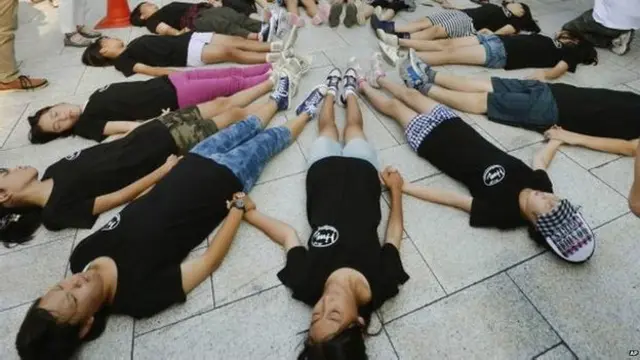 Лежащие в кругу дети