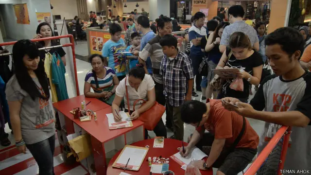 Pengamat menilai, kemampuan relawan mengumpulkan dukungan buat Gubernur DKI Jakarta Ahok untuk maju sebagai calon independen menimbulkan 'ketakutan bahwa partai tak lagi dibutuhkan'.