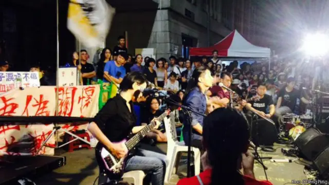 闪灵乐团在教育部前。