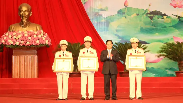 Bộ trưởng công an Việt Nam, Đại tướng Trần Đại Quang (thứ hai từ trái) cảnh báo việc 'lọt lộ bí mật nhà nước' thời gian gần đây ở Việt Nam.