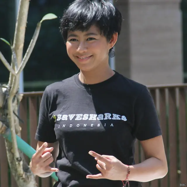 Riyanni Djangkaru memilih melakukan kampanye penyelamatan hiu --yang terancam kepunahan-- dengan menitikberatkan pada edukasi kepada konsumen.