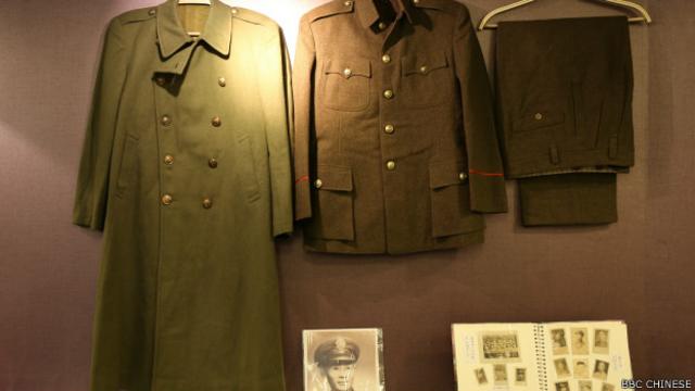 現場展出當時的軍大衣和老照片。