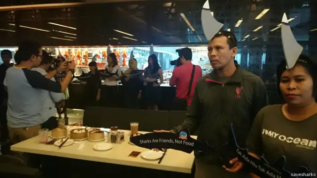 Bekerja sama dengan Greenpeace, Riyanni dan kawan-kawan mendukung dua rumah makan di sebuah mal di Jakarta yang menyatakan tidak menyediakan sajian sup sirip hiu pada sajian kuliner mereka.