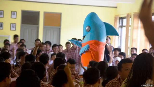 "Saya ingin menyasar ke konsumen yang mulai berpikir: anak sekolah, mulai play group, anak kuliah, sampai antar komunitas," ungkap Riyanni.