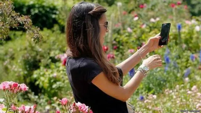 Каждый десятый взрослый британец признался, что фотографировал себя в прошлом году хотя бы раз