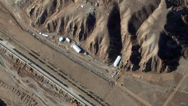 منابع اطلاعاتی غربی در گذشته تصاویر ماهواره‌ای از پارچین منتشر و آنها را محل انفجارهای مرتبط با فعالیت هسته‌ای معرفی کرده بودند