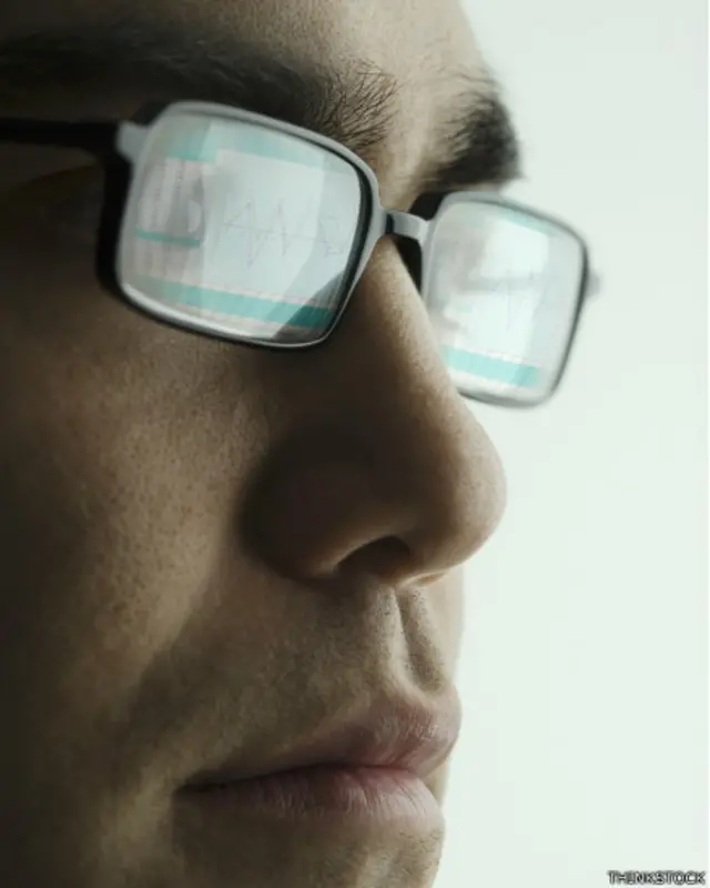 Si lo que refleja la luz son las gafas que lleva el sujeto al que quieres fotografiar, será suficiente que mueva sus patillas arriba o abajo.