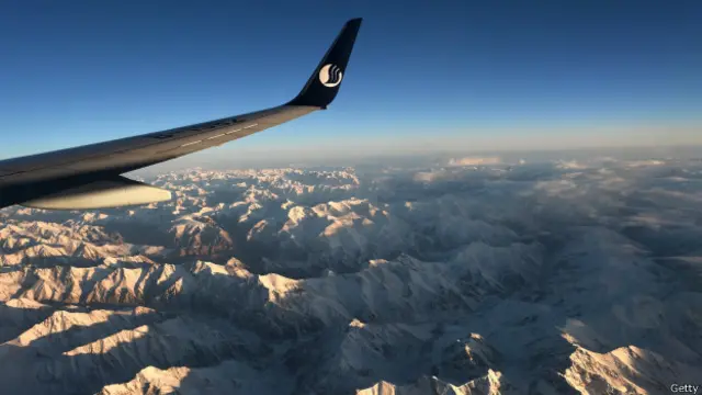 Si vas en avión, deja un dedo de espacio entre la ventana y el objetivo o no apoyes el celular.