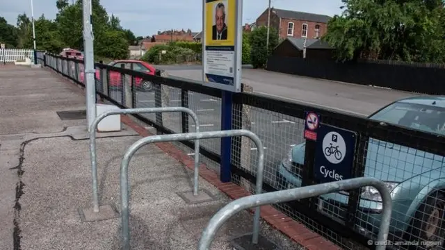 斯奈思火车站旁的停车场非常空旷，自行车停车架上不见车（Amanda Ruggeri图）