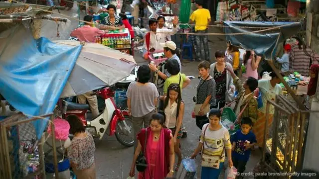 緬甸邊陲小鎮大其力鎮的購物者（圖片來源：Paula Bronstein/Getty Images）