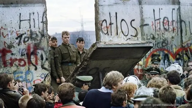 設在柏林牆上的一個過境站，1989 年 11 月（圖片來源：Gerard Malie/AFP/Getty Images）