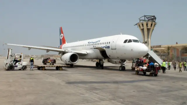 هبوط أول رحلة تجارية في مطار عدن لأول مرة منذ أربعة أشهر.