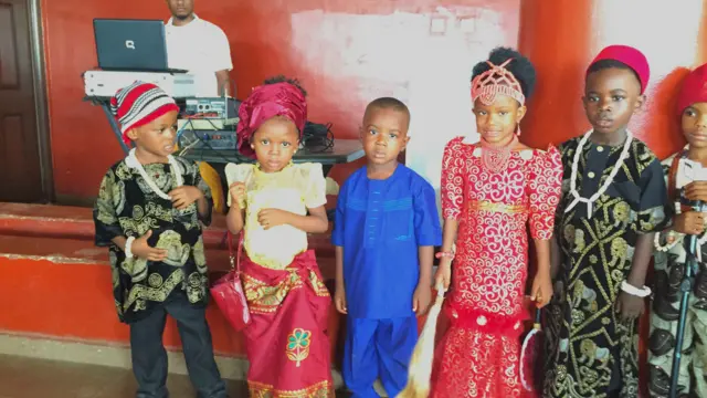 Les enfants, au Nigéria, sont fréquemment habillés en tenues traditionnelles