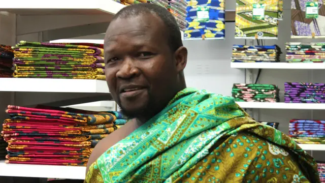 Les hommes aussi bien que les femmes portent le wax dans toute sa variété