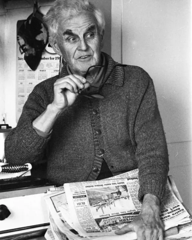 Эдгар Эванс держит в руках выпуск коммунистической газеты Morning Star