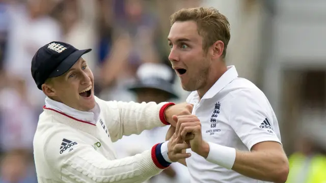 انگلینڈ کی جانب سے سٹوارٹ براڈ نے تباہ کن بولنگ کا مظاہرہ کرتے ہوئے آسٹریلیا کے آٹھ بیٹسمینوں کو پویلین کی راہ دکھائی