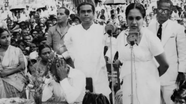 1972 ජනරජ ව්‍යවස්ථාව සම්මත කෙරෙන තුරු සියලුම කතානායකවරු නිල හිස් වසුමෙන් සහ ලෝගුවෙන් සැරසුණහ