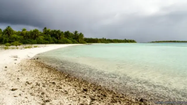 عاصفة تقترب من سواحل مجموعة جزر أكتيون في منطقة بولينيزيا الفرنسية