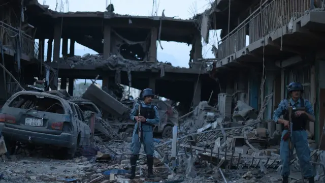 Banyak orang dicemaskan terkubur di reruntuhan gedung perkantoran dan pertokoan Shah Sahid