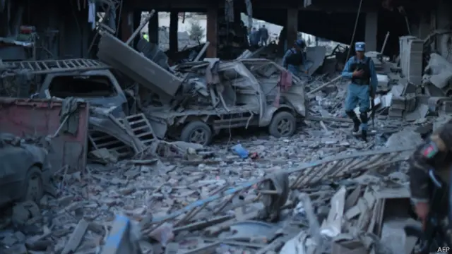 काबुल धमाके के बाद तबाह मकान