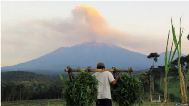 Gunung Raung di Jawa Timur memuntahkan debu vulkanis.