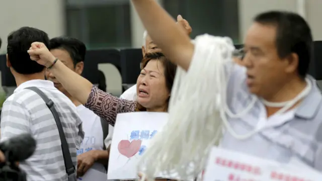 Thân nhân hành khách chuyến bay MH370 biểu tình trước văn phòng của Malaysia Airlines tại Bắc Kinh