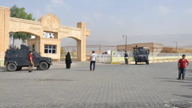 Silopi Devlet Hastanesi'nin önünde geniş güvenlik önlemleri alındı