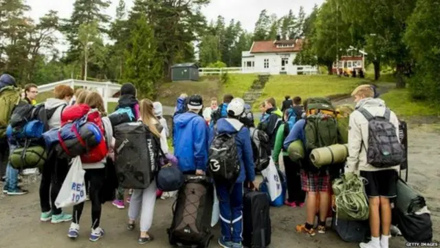 Mais de mil pessoas vão passar o fim de semana na ilha, participando de discussões sobre política e sobre tolerância 