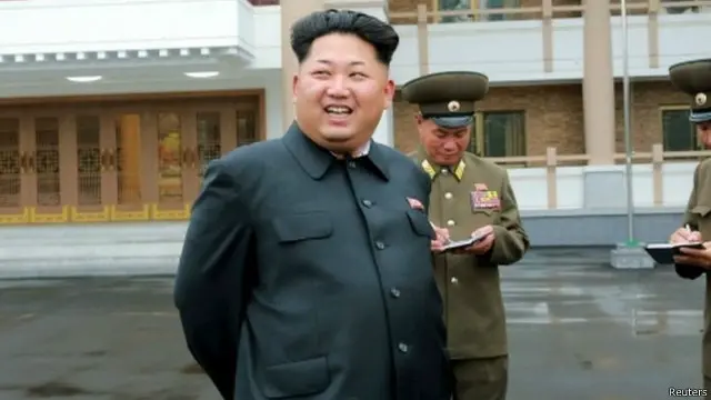 كوريا الشمالية اختارت 15 أغسطس/ أب لتغيير توقيتها لأنه كان التاريخ الذي هزم فيه الزعيم السابق كيم إيل سونغ، جد الرئيس الحالي كيم يونغ أون، "امبريالية قطاع الطرق اليابانيين"