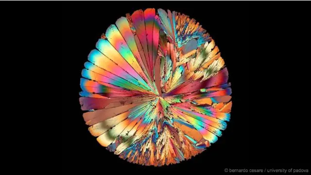 ‘Tetesan gula’ - Kristal dengan warna cerah diperoleh dari sukrosa yang dibentuk oleh kristalisasi tetesan minuman alkohol terkenal Italia.