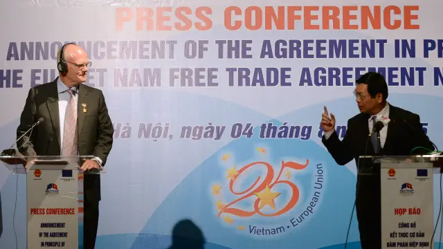 Ông Frank Jessen , trưởng phái đoàn EU tại Việt Nam, cùng Bộ trưởng Công thương Vũ Huy Hoàng, tại buổi họp báo hôm 4/8 tại Hà Nội