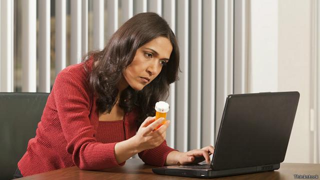 Женщина ищет в интернете лекарство